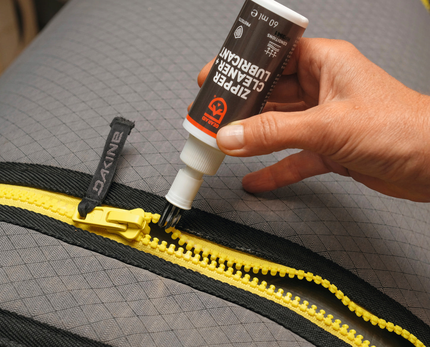 GEAR-AID ZIPPER CLEANER LUBRICANT 60ml